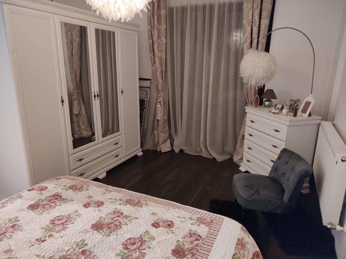 The Unique Apartment Roşu Esterno foto